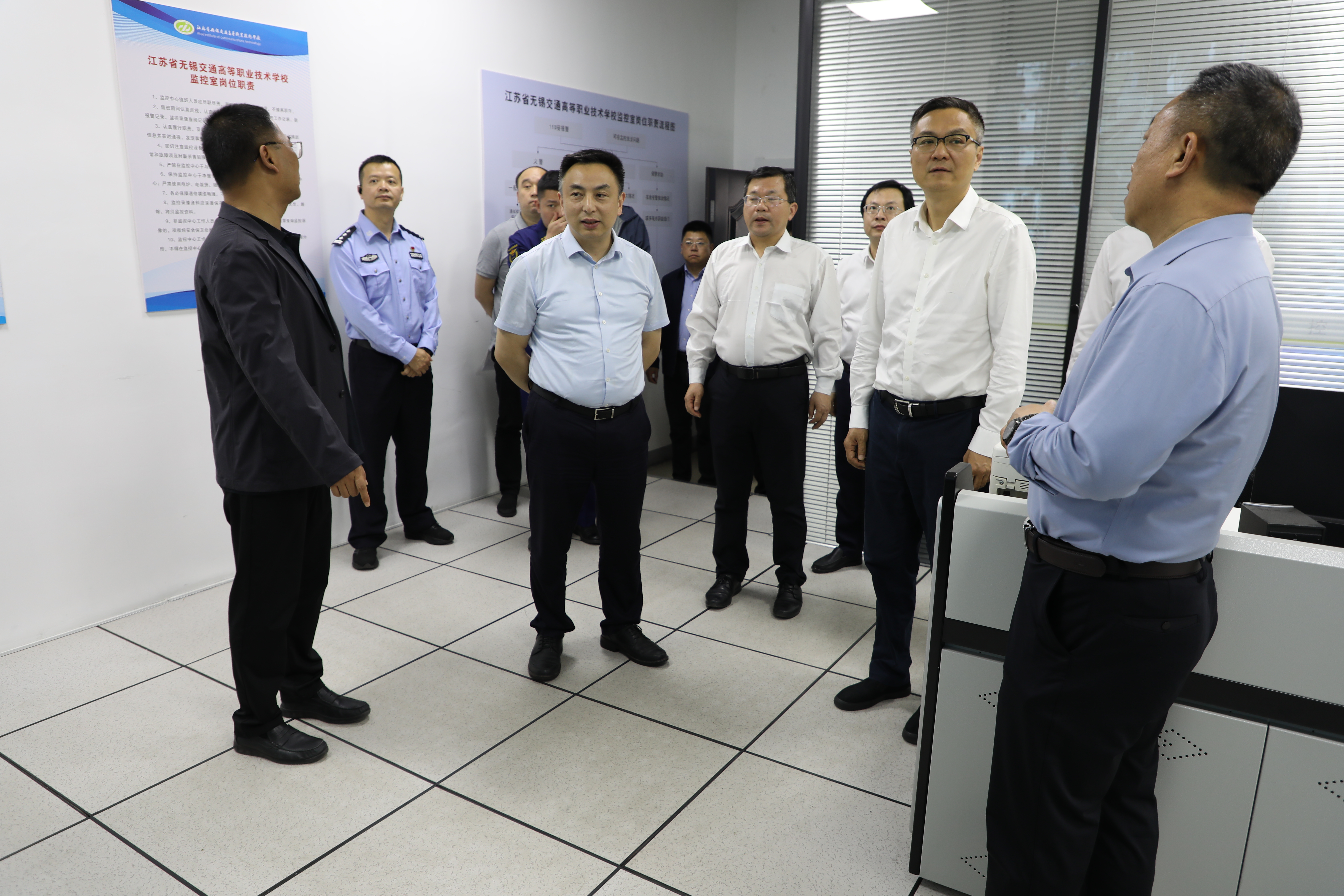 濱湖區(qū)委領導蒞臨我校指導校園安全工作