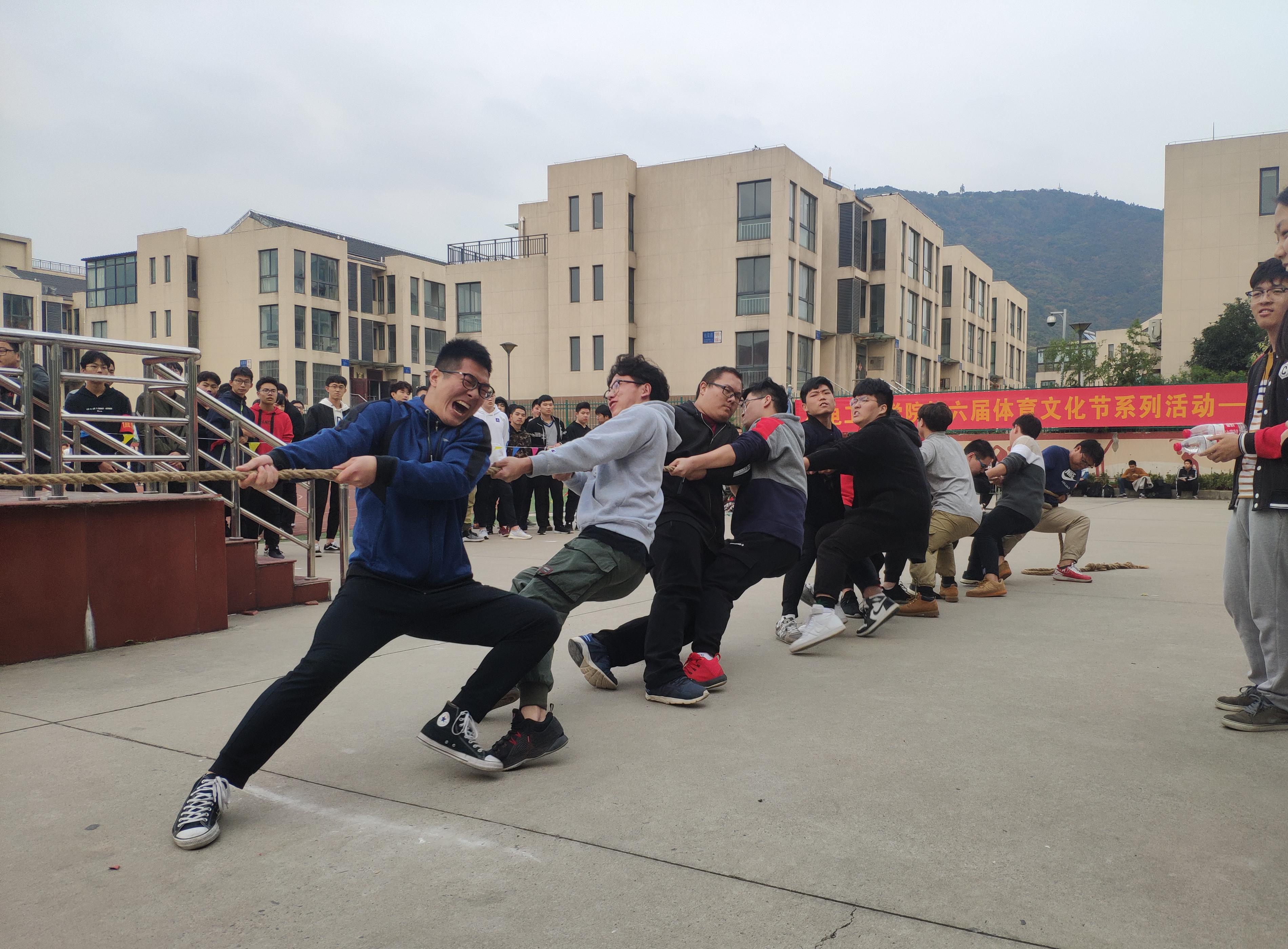 機電工程學(xué)院體育文化節(jié)系列活動—拔河比賽