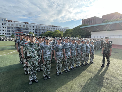 機(jī)電工程學(xué)院新生積極參加軍訓(xùn)活動(dòng)