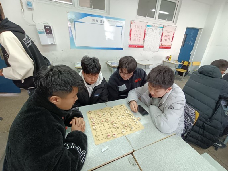 機電工程學院201322班組織開展“迎新年象棋比賽”