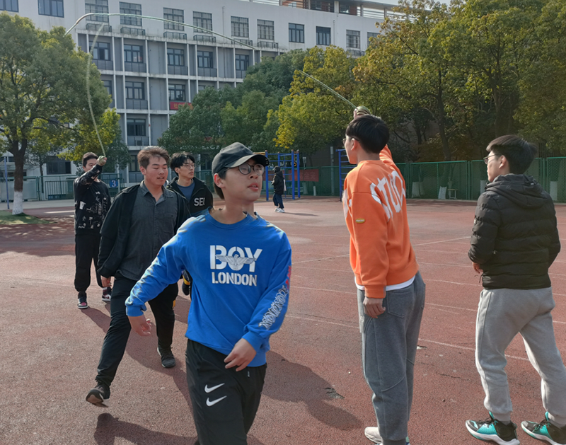 躍動青春亮新姿 繩采飛揚激活力