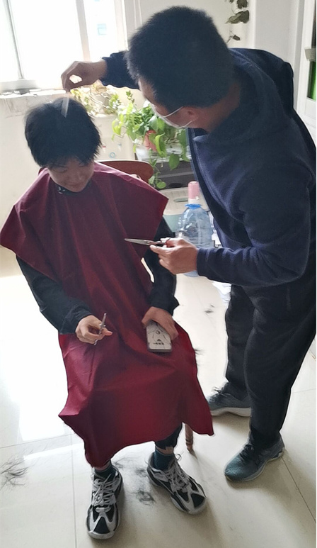 理發(fā)入校園，溫暖從“頭”開始