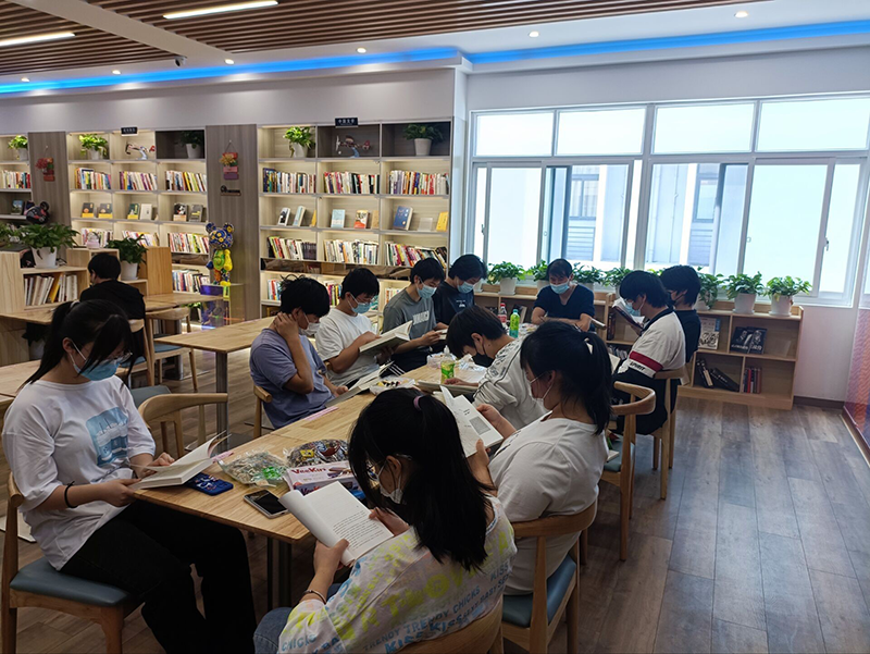 機電工程學院組織留校學生開展“經(jīng)典潤澤生命、 好書伴我同行”活動