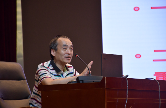 學(xué)校舉辦學(xué)習(xí)宣傳2020年兩會精神專題講座
