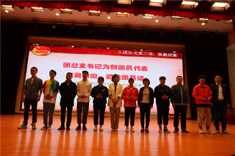 各團總支書記為新團員代表佩戴團徽，頒發(fā)團員證_副本.jpg