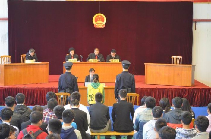 無錫市濱湖區(qū)法院在我校舉行“法庭進(jìn)校園”活動
