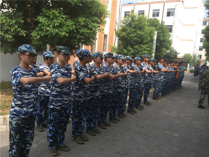 我校2014級新生軍訓(xùn)隊列訓(xùn)練場景、內(nèi)務(wù)評比、黑板報評比優(yōu)秀成果