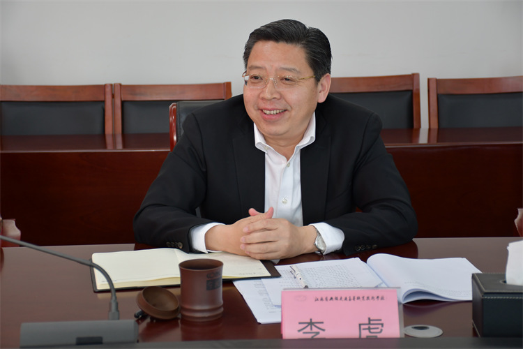 學(xué)校召開“立志做黨光榮傳統(tǒng)和優(yōu)良作風(fēng)的忠實(shí)傳人”共青團(tuán)干部、青年教師座談會(huì)