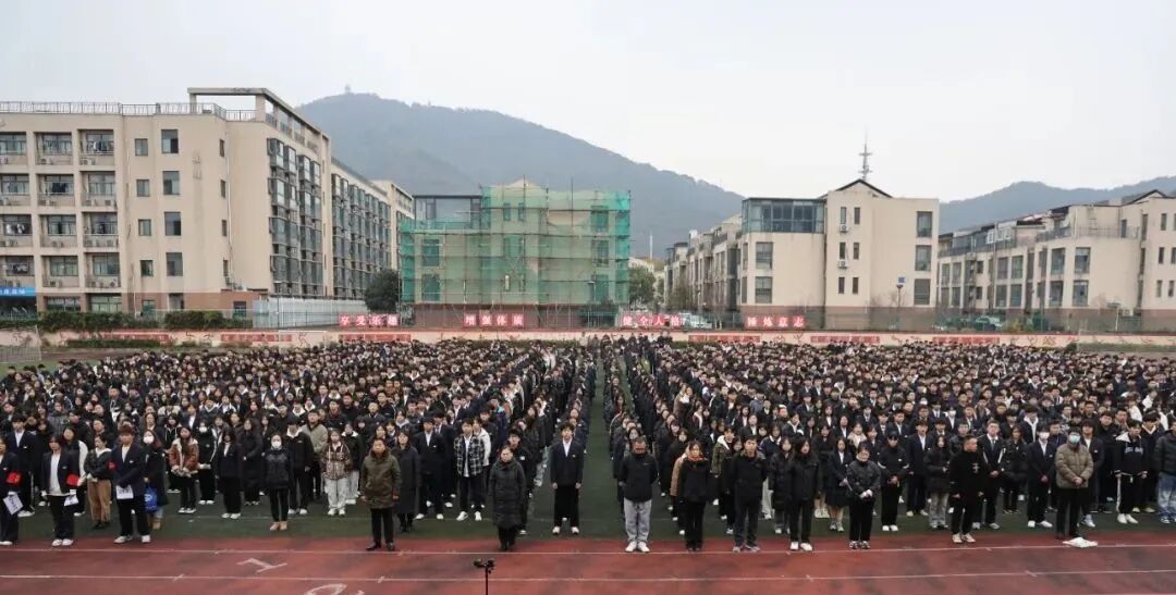 學(xué)校舉辦“南京大屠殺死難者國家公祭日”主題升旗儀式